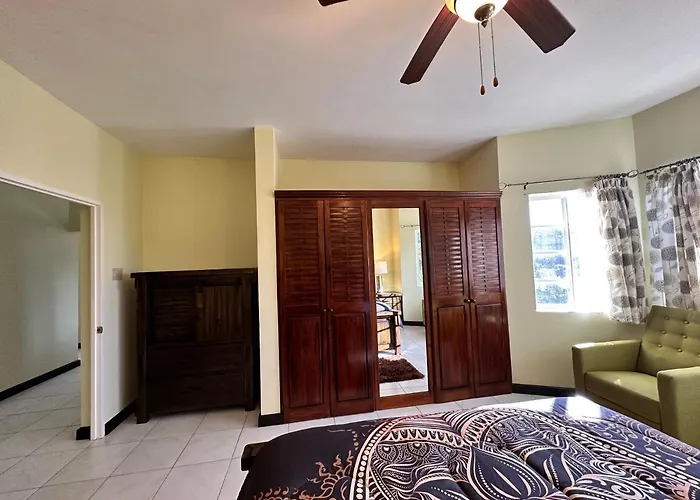 A Luxurious 4-bedroom Private With Games Room, Theatre & Modern Art *