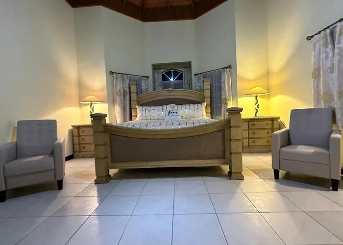 A Luxurious 4-bedroom Private With Games Room, Theatre & Modern Art Montego Bay
