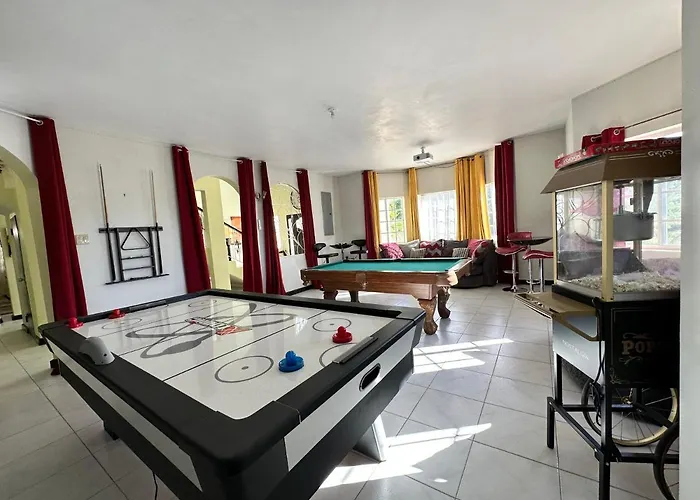 Villa A Luxurious 4-bedroom Private With Games Room, Theatre & Modern Art *