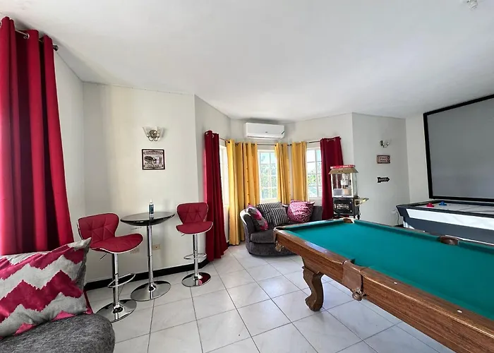 A Luxurious 4-bedroom Private With Games Room, Theatre & Modern Art Villa *