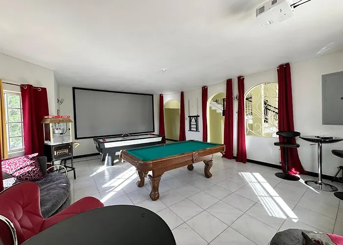 Villa A Luxurious 4-bedroom Private With Games Room, Theatre & Modern Art