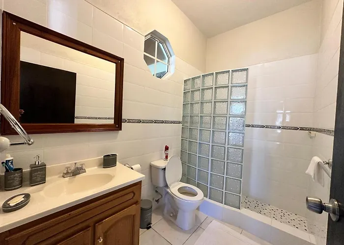A Luxurious 4-bedroom Private With Games Room, Theatre & Modern Art Villa