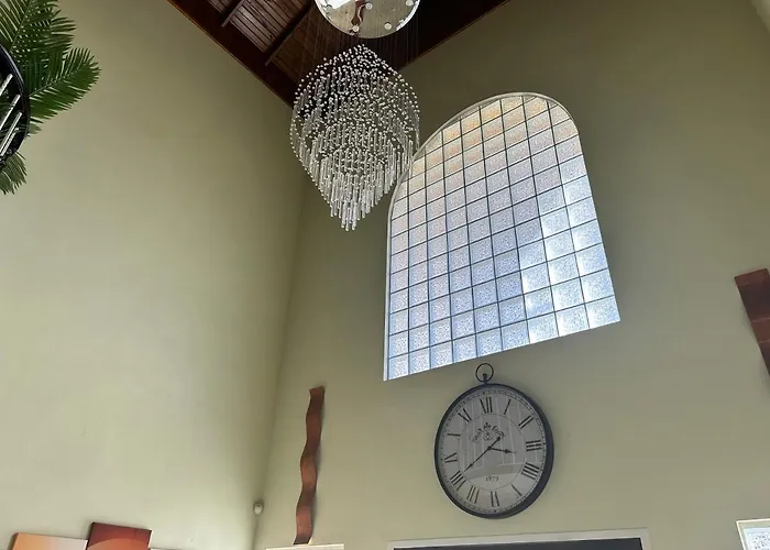 A Luxurious 4-bedroom Private With Games Room, Theatre & Modern Art *