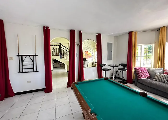 A Luxurious 4-bedroom Private With Games Room, Theatre & Modern Art * Montego Bay