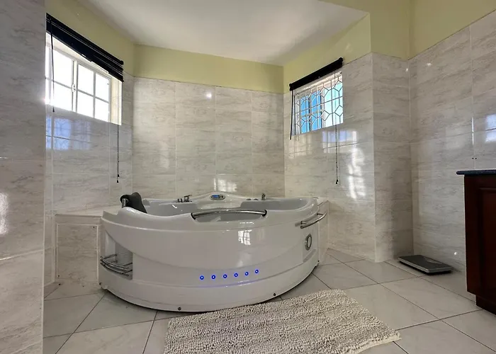 A Luxurious 4-bedroom Private With Games Room, Theatre & Modern Art Montego Bay