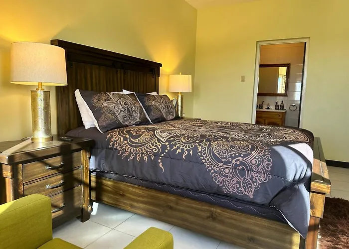 A Luxurious 4-bedroom Private With Games Room, Theatre & Modern Art Montego Bay