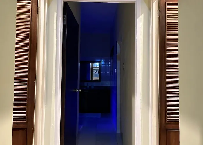 A Luxurious 4-bedroom Private With Games Room, Theatre & Modern Art * Montego Bay
