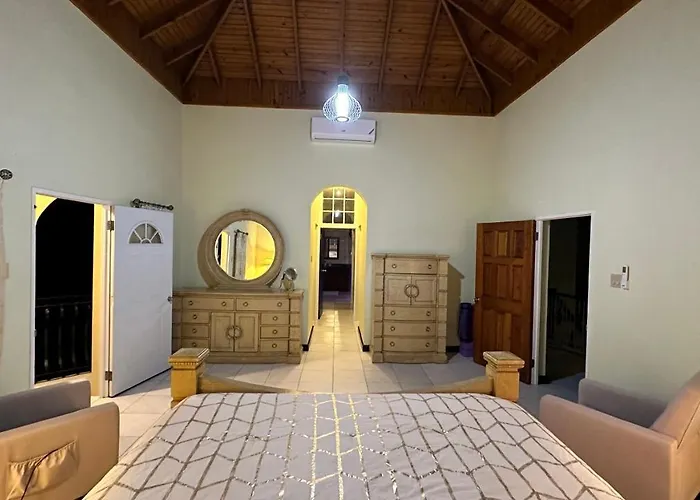 Villa A Luxurious 4-bedroom Private With Games Room, Theatre & Modern Art