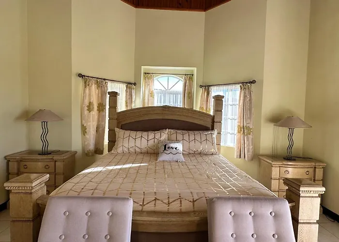Villa A Luxurious 4-bedroom Private With Games Room, Theatre & Modern Art *