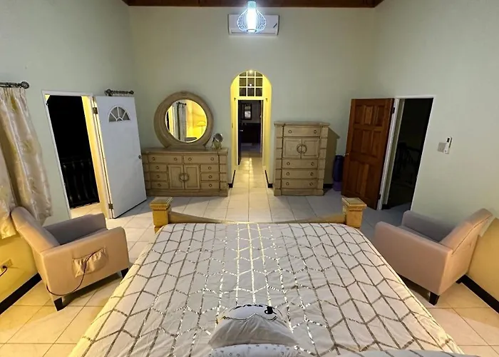 Villa A Luxurious 4-bedroom Private With Games Room, Theatre & Modern Art