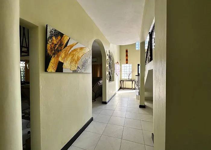 A Luxurious 4-bedroom Private With Games Room, Theatre & Modern Art * Montego Bay
