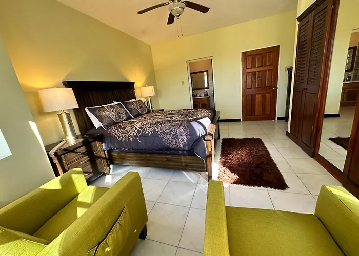 A Luxurious 4-bedroom Private With Games Room, Theatre & Modern Art Villa *