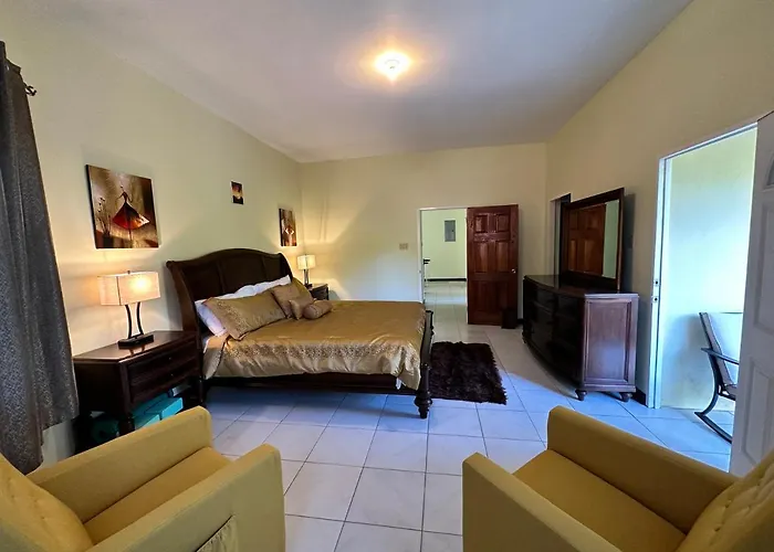 A Luxurious 4-bedroom Private With Games Room, Theatre & Modern Art *