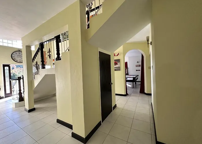 A Luxurious 4-bedroom Private With Games Room, Theatre & Modern Art