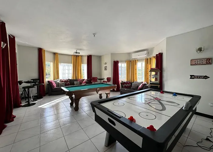 A Luxurious 4-bedroom Private With Games Room, Theatre & Modern Art Villa *