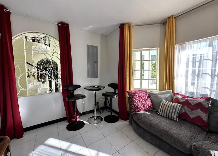 A Luxurious 4-bedroom Private With Games Room, Theatre & Modern Art Villa *