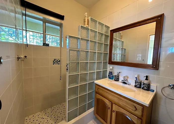 Villa A Luxurious 4-bedroom Private With Games Room, Theatre & Modern Art Montego Bay