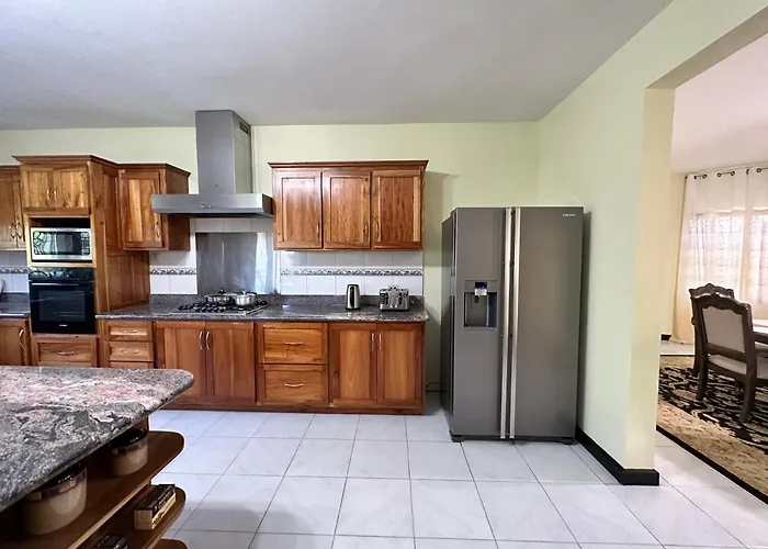 Villa A Luxurious 4-bedroom Private With Games Room, Theatre & Modern Art Montego Bay