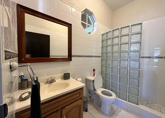 A Luxurious 4-bedroom Private With Games Room, Theatre & Modern Art Villa *