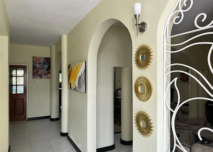 Villa A Luxurious 4-bedroom Private With Games Room, Theatre & Modern Art Montego Bay