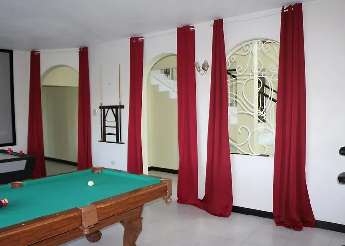 A Luxurious 4-bedroom Private With Games Room, Theatre & Modern Art * Montego Bay