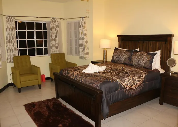 A Luxurious 4-bedroom Private With Games Room, Theatre & Modern Art Montego Bay