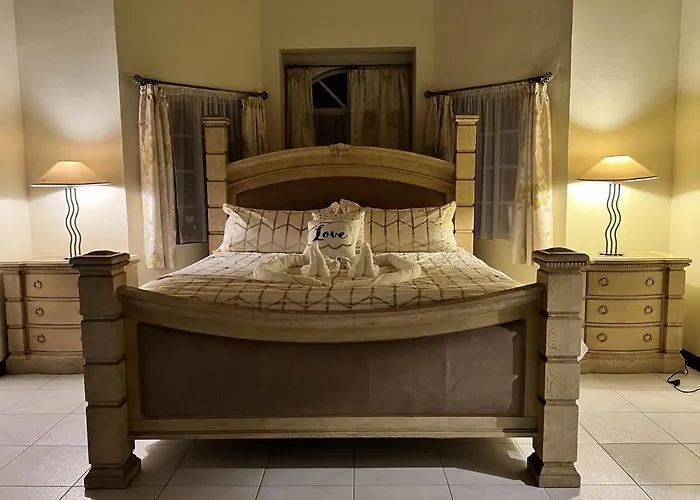 A Luxurious 4-bedroom Private With Games Room, Theatre & Modern Art *