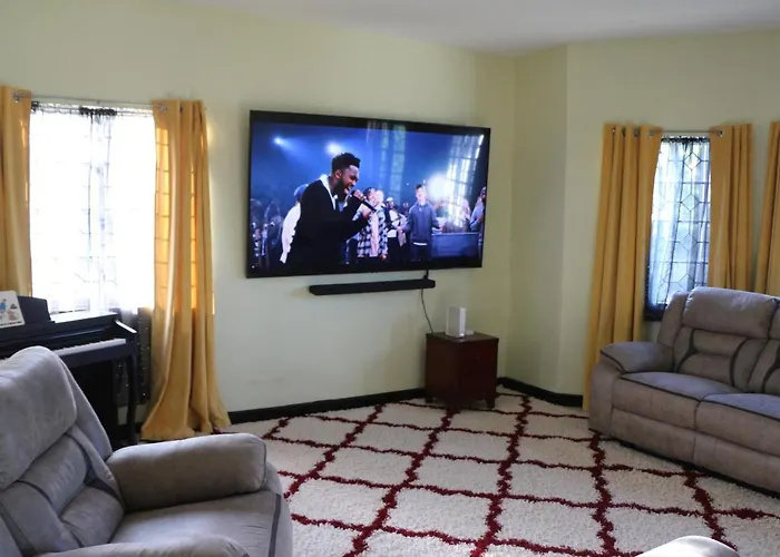 A Luxurious 4-bedroom Private With Games Room, Theatre & Modern Art * Montego Bay