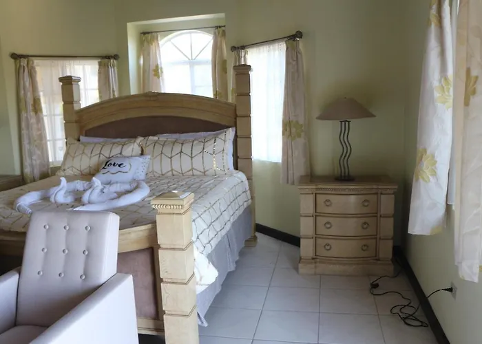 Villa A Luxurious 4-bedroom Private With Games Room, Theatre & Modern Art *