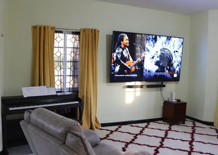 Villa A Luxurious 4-bedroom Private With Games Room, Theatre & Modern Art *