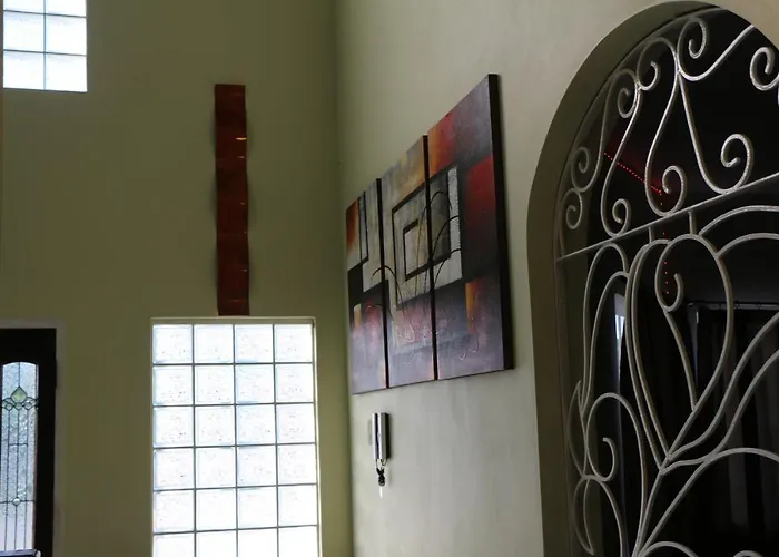 Villa A Luxurious 4-bedroom Private With Games Room, Theatre & Modern Art *