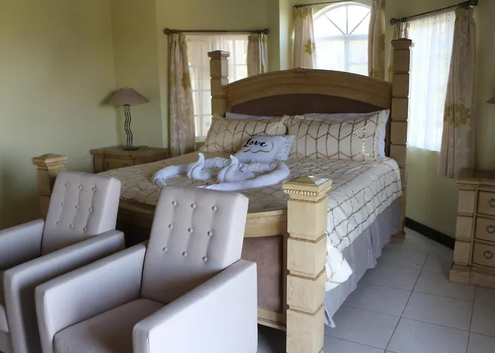 A Luxurious 4-bedroom Private With Games Room, Theatre & Modern Art
