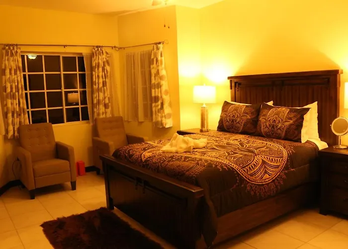 A Luxurious 4-bedroom Private With Games Room, Theatre & Modern Art Montego Bay