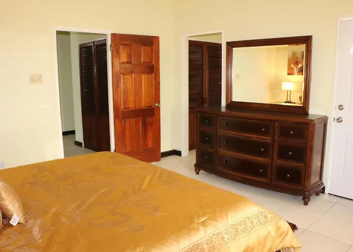 A Luxurious 4-bedroom Private With Games Room, Theatre & Modern Art